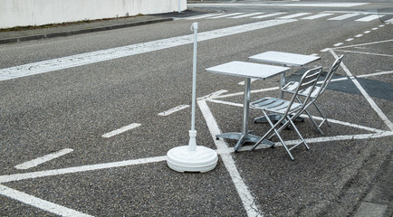 Leere Tische und Stühle am Straßenrand