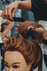 Naklejka premium Training hair styling on a mannequin