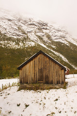 Holzhütte in winterlicher Berglandschaft Norwegen