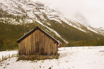 Holzhütte in winterlicher Berglandschaft Norwegen