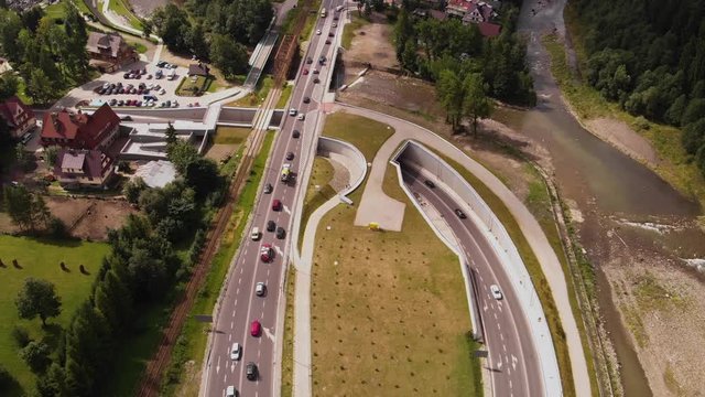 Ruchliwa ulica na obrzeżach miasta z lotu ptaka