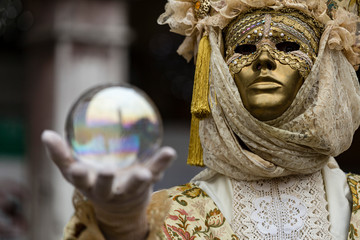 Una  classica maschera di carnevale