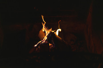 Detailaufnahme Feuer im Kamin Winterzeit Weihnachten