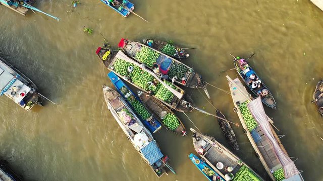 Vue &agrave; basse altitude du march&eacute; flottant de Cai Rang o&ugrave; les habitants locaux &eacute;changent des marchandises, vers Can Tho, au Vietnam