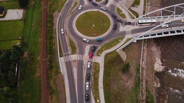 Samochody jadące rondem w centrum miasta z lotu ptaka