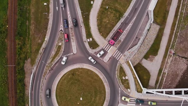 Ruch uliczny na rondzie z lotu ptaka