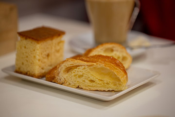 Café con leche y bollería