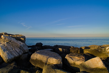 Scogliera sul mare
