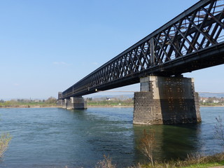 Fototapeta na wymiar Eisenbahnbrücke über den Rhein bei Urmitz