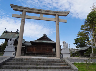 Großer Torii und steinernde Löwen vor Tempel in Japan