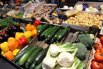 Stand, étal de fruits et légumes sur le marché