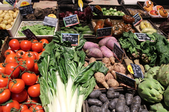Stand, &eacute;tal de fruits et l&eacute;gumes sur le march&eacute;