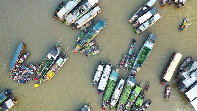 Vue &agrave; moyenne altitude du march&eacute; flottant de Cai Rang o&ugrave; les habitants locaux &eacute;changent des marchandises, vers Can Tho, au Vietnam