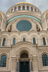 Obraz premium Front view of a fragment of the facade of the Naval Cathedral in Kronstadt, Russia against a gray autumn sky