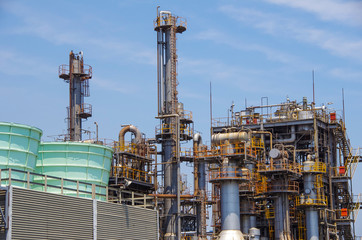 配管が絡み合う化学プラント