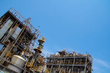 配管が絡み合う化学プラント