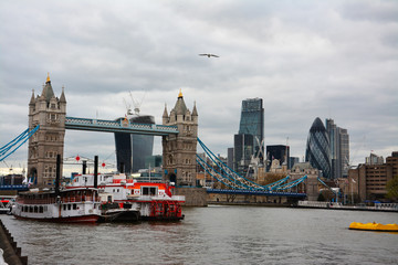 ships in the Thames river under the Loncdon bridge