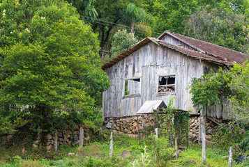 Casa de madeira antiga abandonada