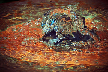 sprudelndes farbiges Wasser