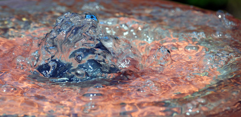 sprudelndes farbiges Wasser