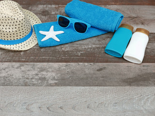 Handtuch mit Sonnenbrille Hut und Sonnenschutzmittel
