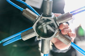 Ein Sternmotor wird hochgehalten, mit Einblick an die Kolben