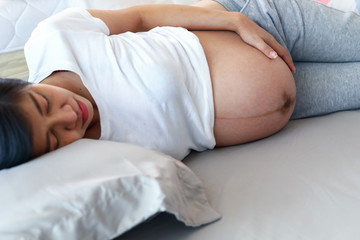 Obraz na płótnie Canvas mother pregnant maternity sleeping on bed