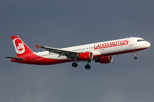 Laudamotion Airbus A321 airplane