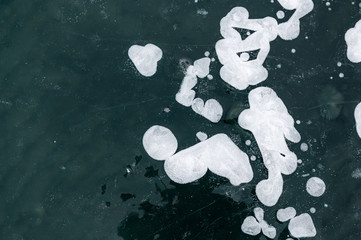 Obraz na płótnie Canvas frozen bubbles in the ice structure of a frozen lake