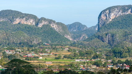 Obraz premium vinales valley landscape with a village and mountains, cuba