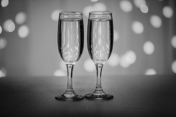 Two glasses of pink champagne for the couple.