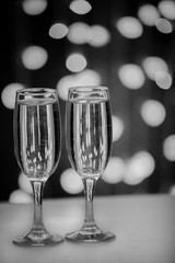 Two glasses of pink champagne for the couple.