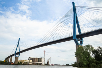 Fototapeta na wymiar Köhlbrandbrücke in Hamburg