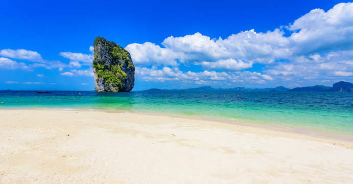 Poda Island - Paradise beach in tropical scenery - near Ao Nang, Ao Phra Nang bay, Krabi, Thailand.