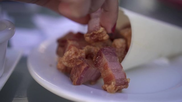Torreznos de cerdo fritos t&iacute;picos de bares locales de tapas de Madrid Espa&ntilde;a HD