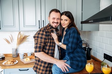 Obraz premium Happy couple hugging in the kitchen