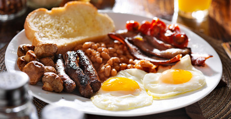 english breakfast with eggs, tomatoes, mushrooms, bacon, beans, and sausage - obrazy, fototapety, plakaty