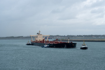 Obraz premium Oil tanker maneuvers in Port of Rotterdam