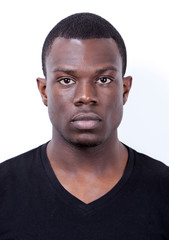 Obraz premium Portret młodego mężczyzny Afroamerykanów na białym tle