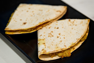 Fajita de magro de cerdo, frutas y curri