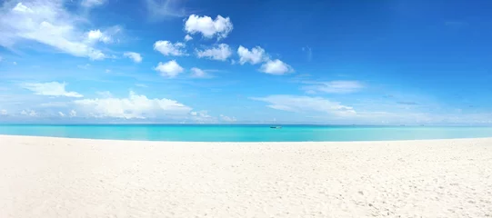 Raamstickers Mooi strand met wit zand, turquoise oceaan en blauwe lucht met wolken in zonnige dag. Panoramisch zicht. Natuurlijke achtergrond voor zomervakantie. © Laura Pashkevich