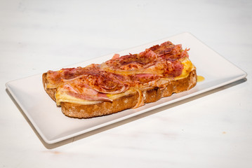 tosta de lacon asado con queso del pais