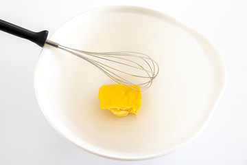 無塩バターを泡立て器で混ぜる