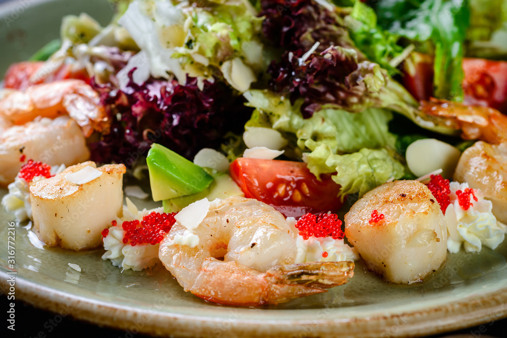 Sticker fresh salad with fried shrimp