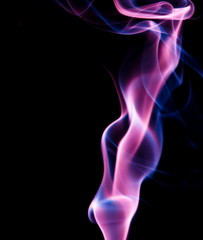 Obraz premium Purple smoke on black background