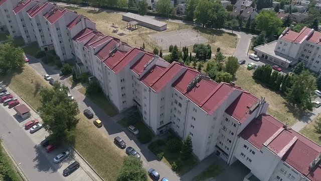 Panorama osiedla blok&oacute;w szeregowych z lotu ptaka