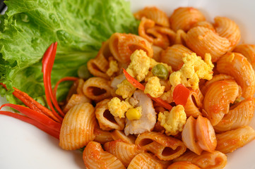 Stir fried macaroni with tomato sauce and pork