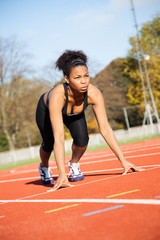 Obraz premium African American female runner at the starting line