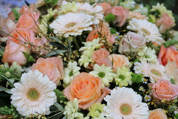 Blumen nach Beerdigung auf dem Friedhof