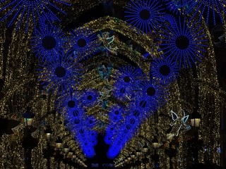 Üppige Weihnachtdekoration in einer Einkaufsstrasse in Malaga